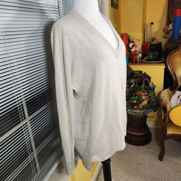 C by Bloomingdales $229 Medium 100% Cashmere Light Gray Beige V-Neck Sweater - Picture 7 of 14